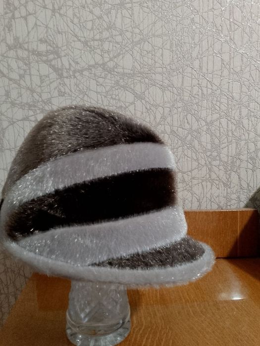 Шапка жіноча з козирком