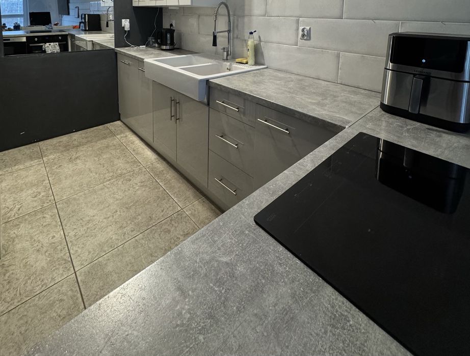 Meble kuchenne szare w połysku