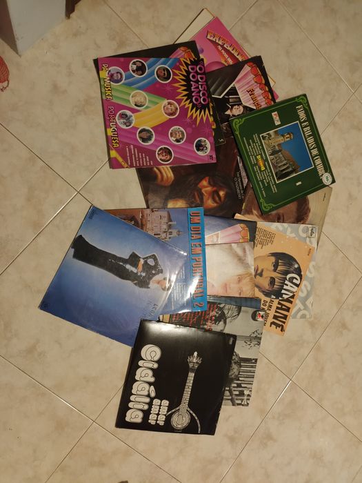 Discos vinil maioritariamente musica popular portuguesa