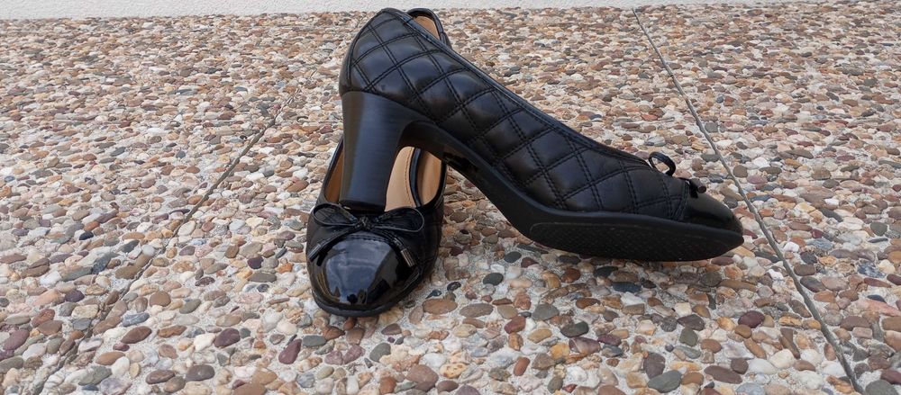 Sapato GEOX muito elegante em pele preta com lacinho