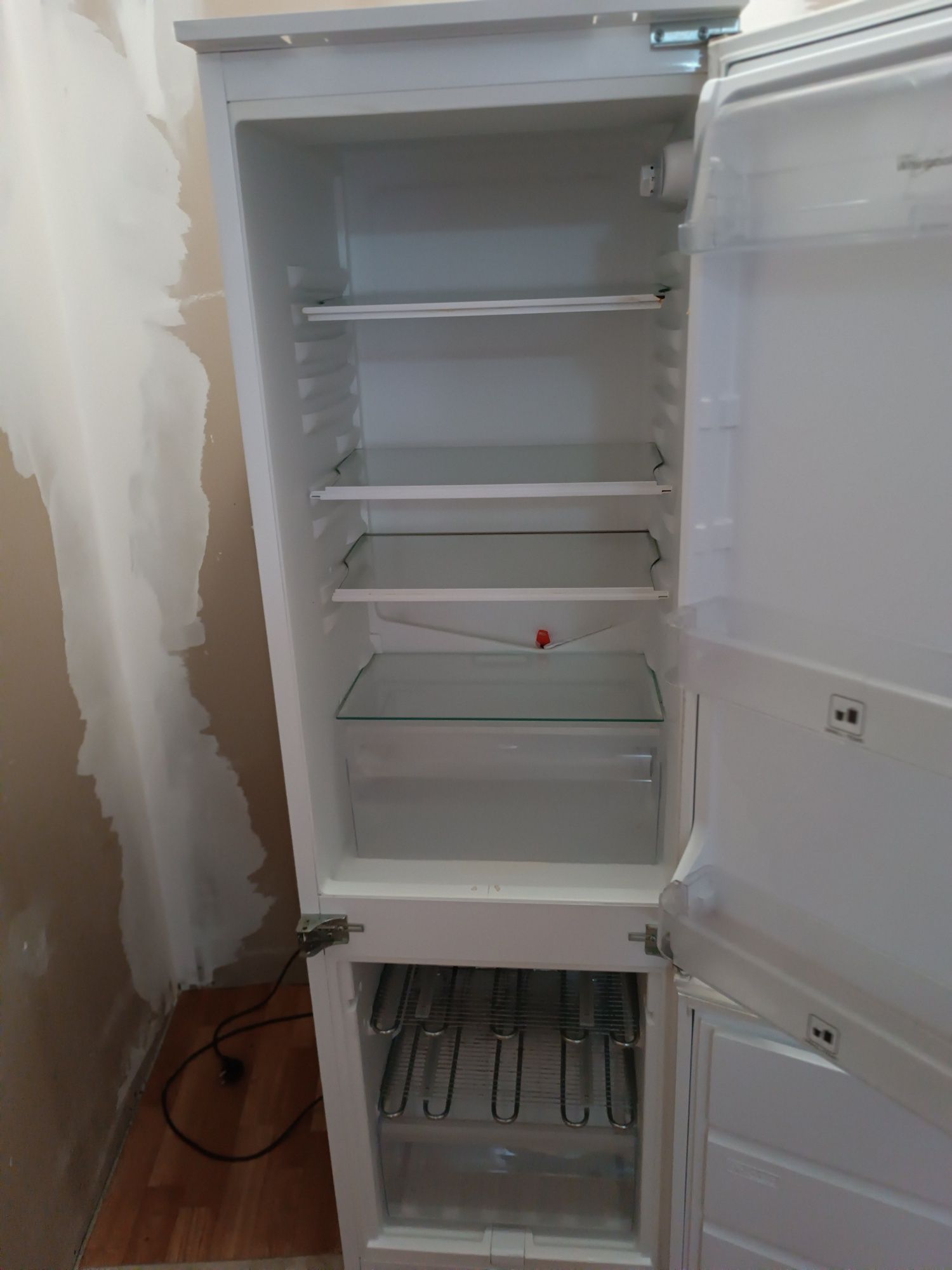 Холодильник під забудову Whirlpool