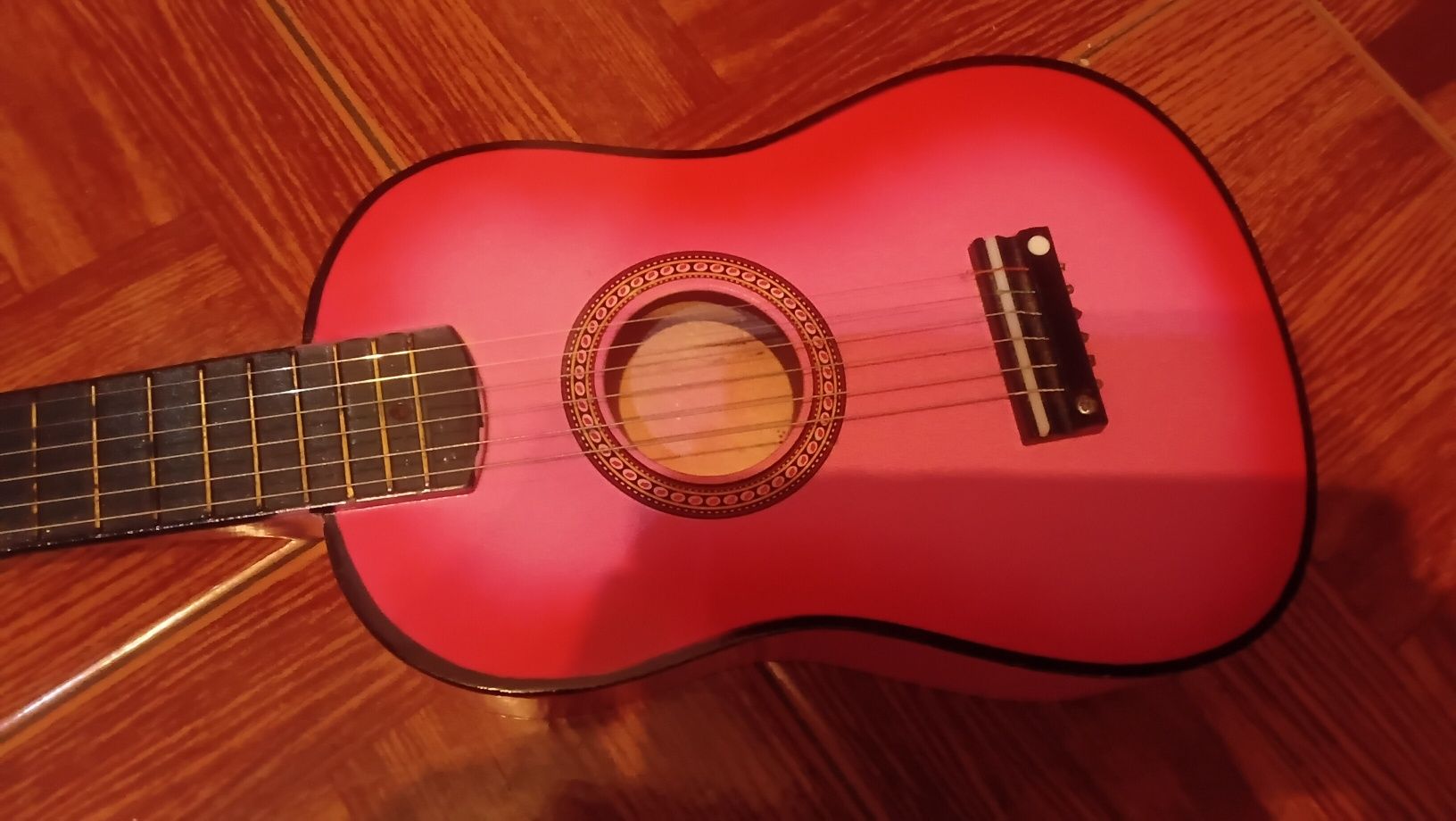 Mini guitarra cor de rosa