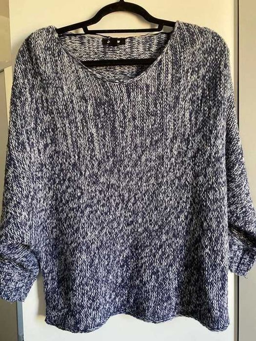 Granatowy sweter przeplatany białymi nićmi