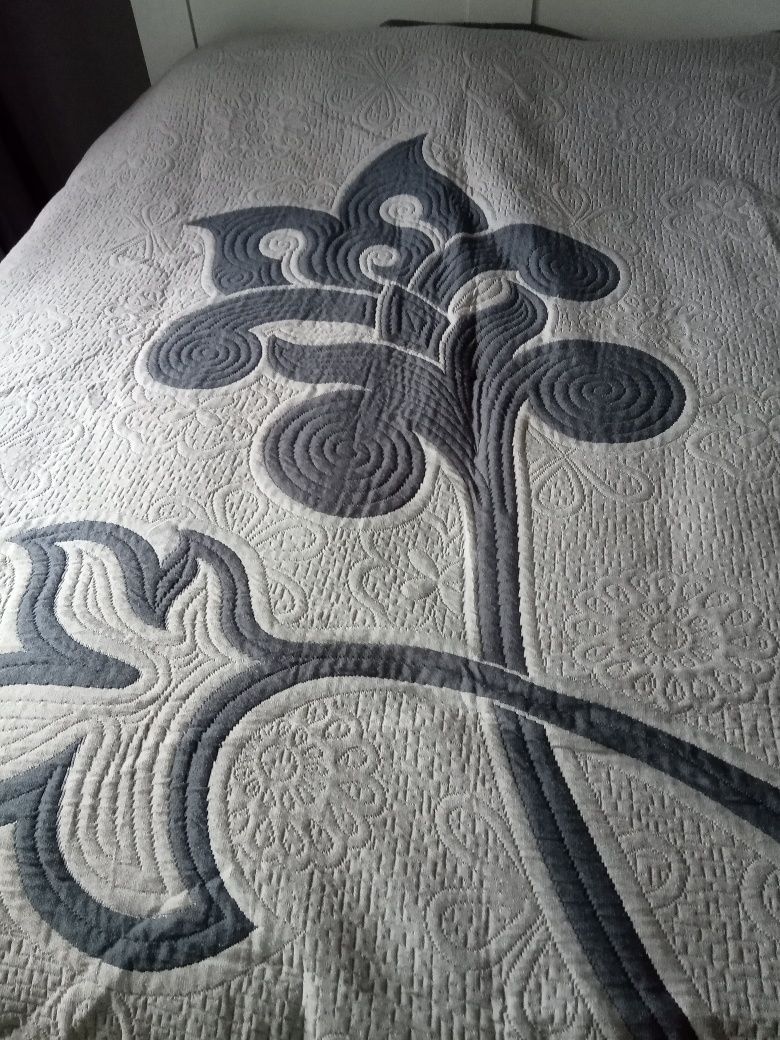 Duża przepiękna narzuta na łóżko nowa