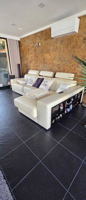 SOFÁ EM COURO BEIGE - MODERNO, CONFORTÁVEL E ELEGANTE