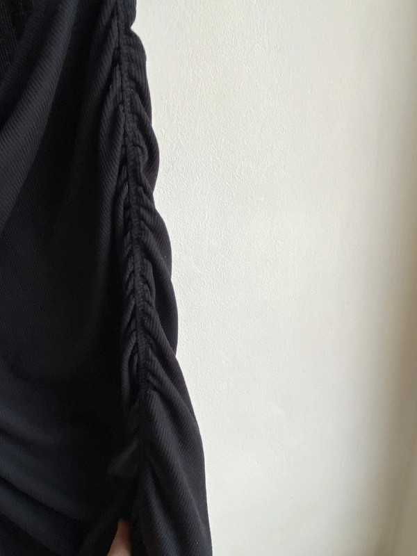 Czarna prążkowana sukienka z wycięciem na brzuchu H&M M/S