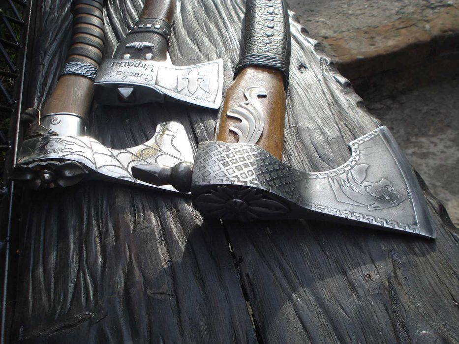 Продам  топор  ручной  работы .