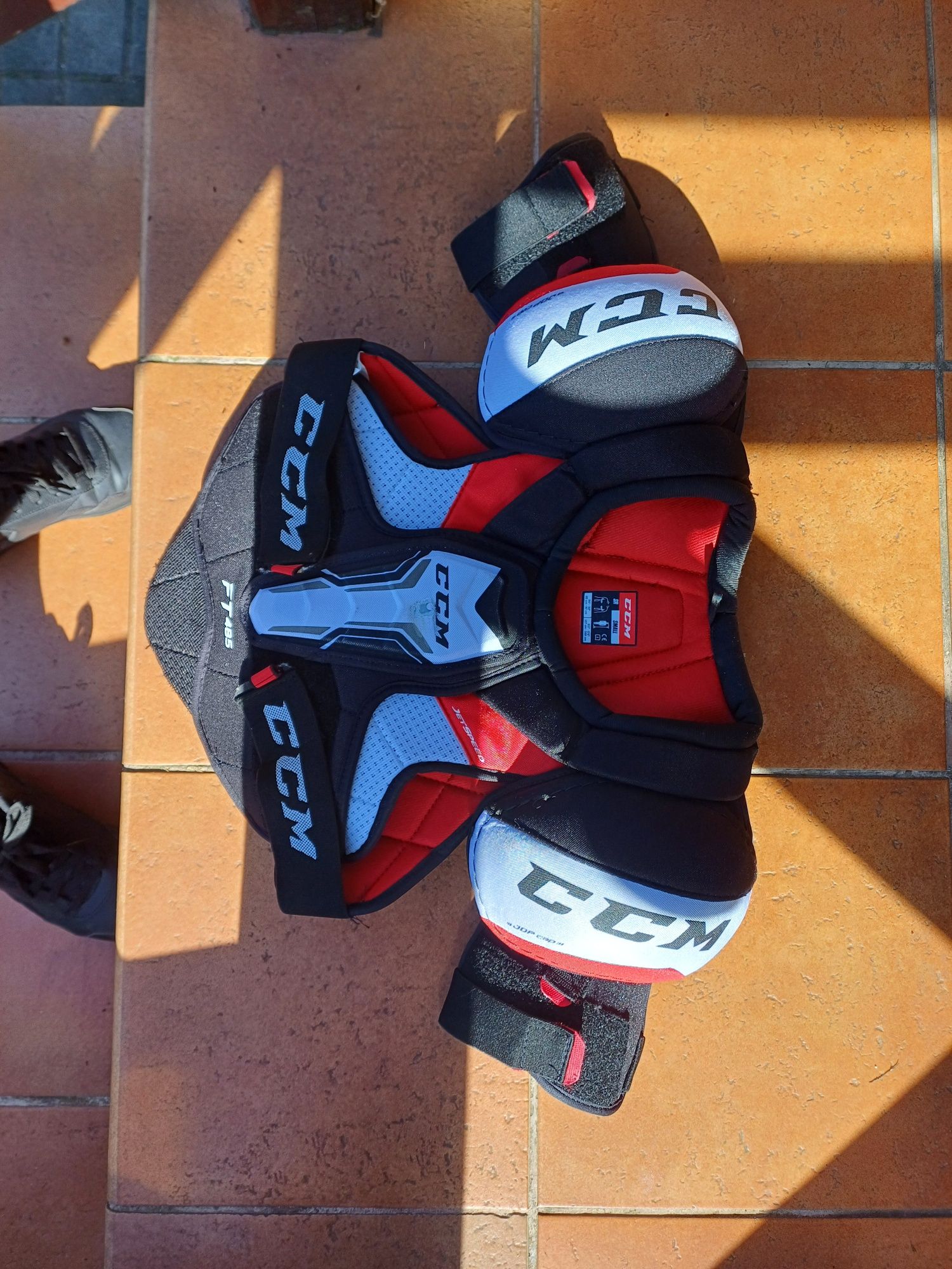 Naramienniki hokejowe CCM JetSpeed FT485 Sr