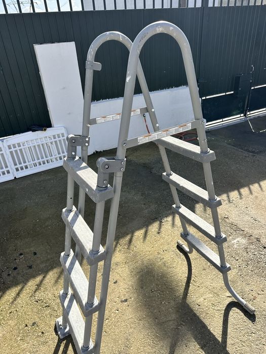 Escada dupla , piscina, andaime, pode de arvores