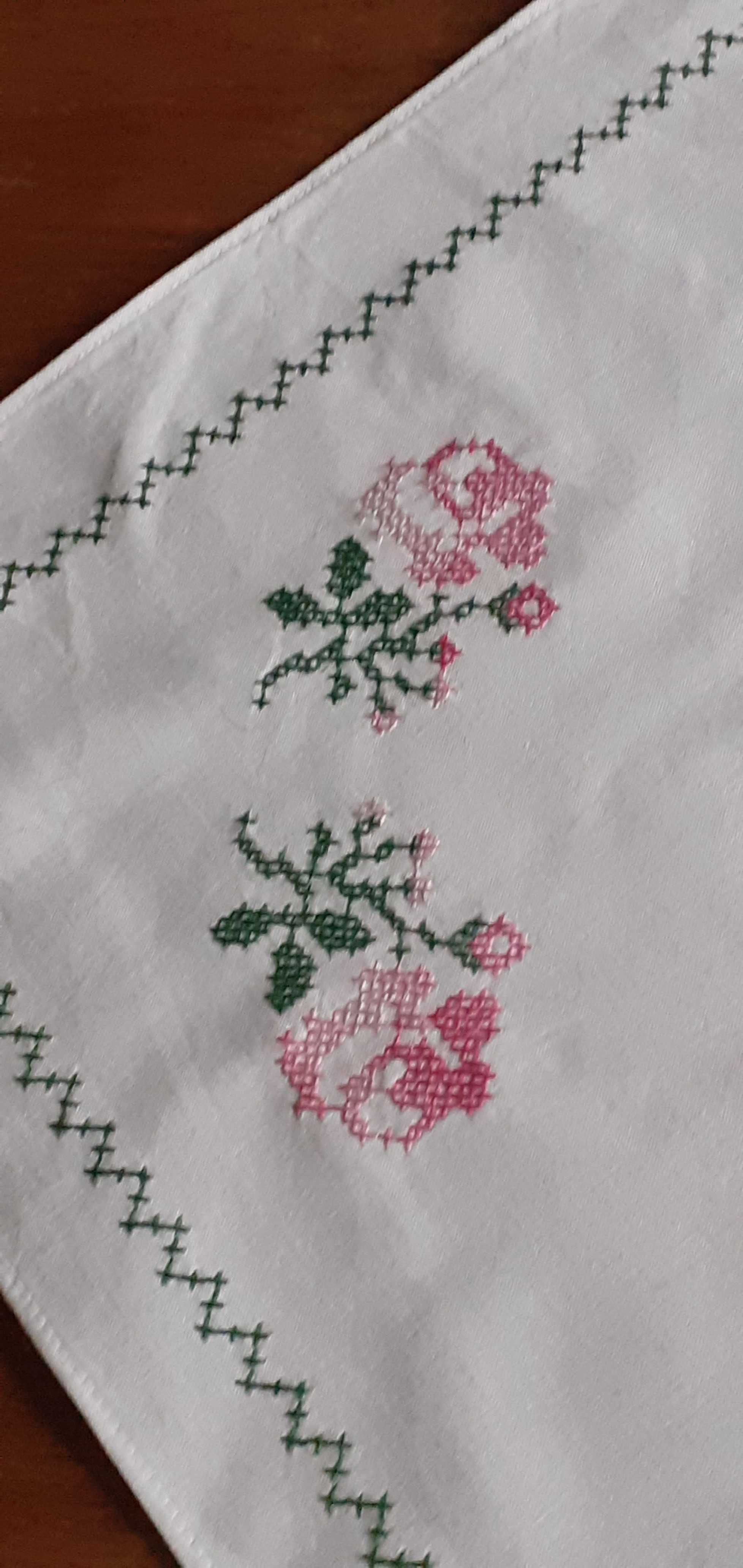 Obrusik Nowy bawełniany haft róże