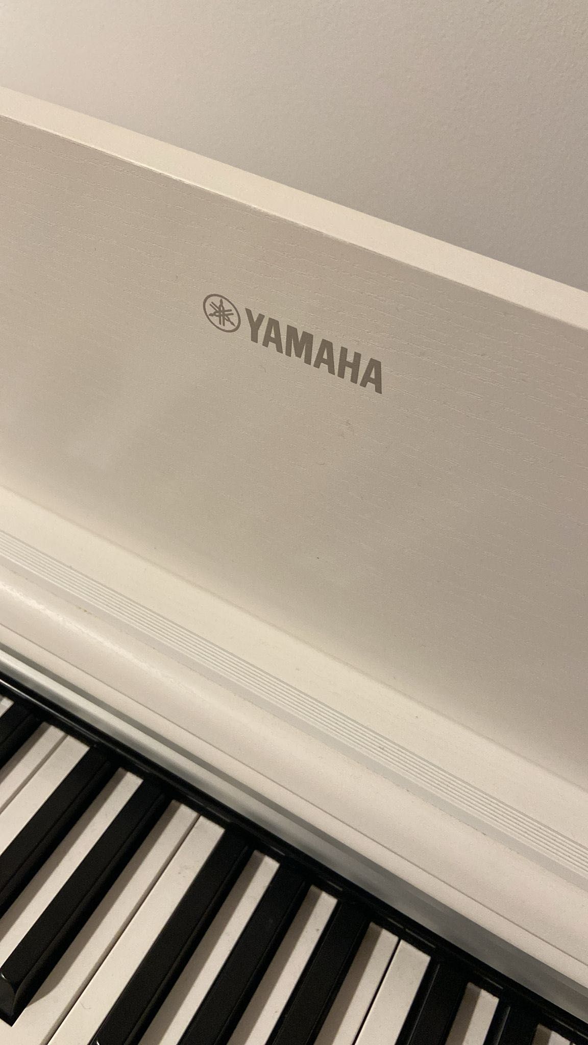 Piano branco  Yamanha Arius 144 + banco - estado impecável