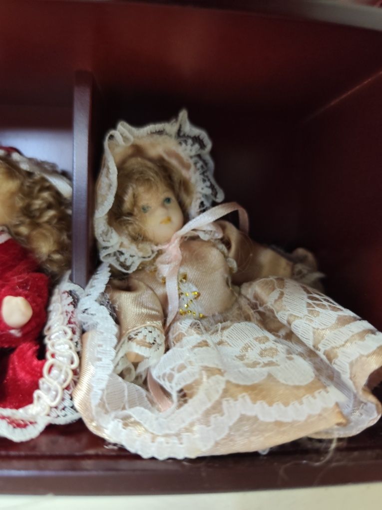Bonecas de louça de coleção com expositor