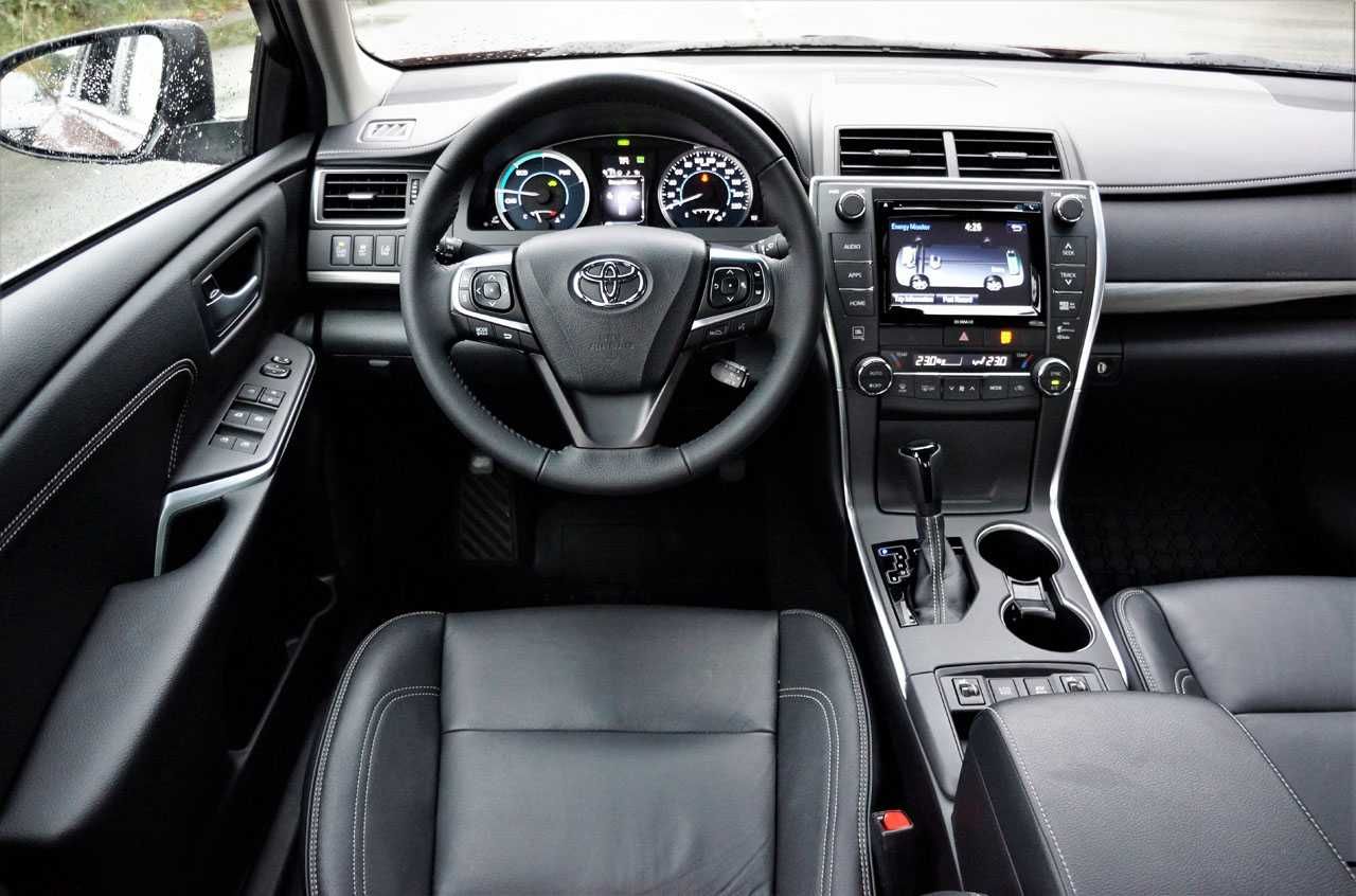 Аренда прокат Toyota Camry Hybrid гибрид
