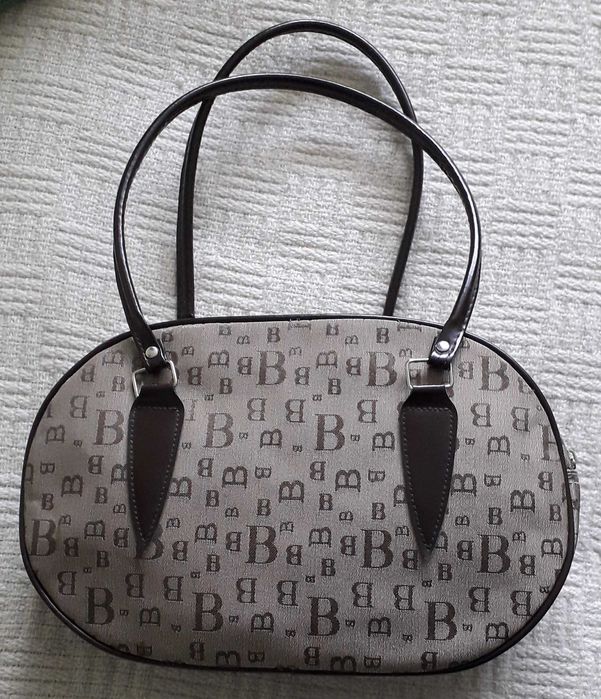 Mała torebka bez przegródek o wymiarach 30cm/20cm/7cm.