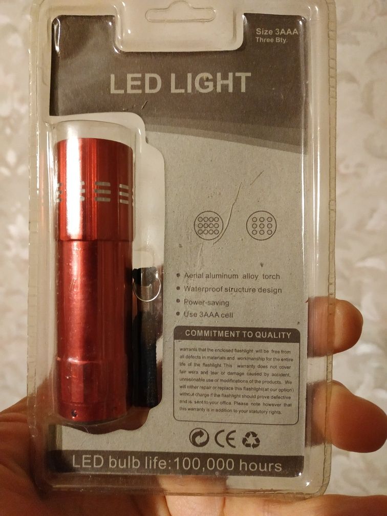 Новый запечатанный фонарик.
Металл, светодиоды, удобная кнопка, темляк