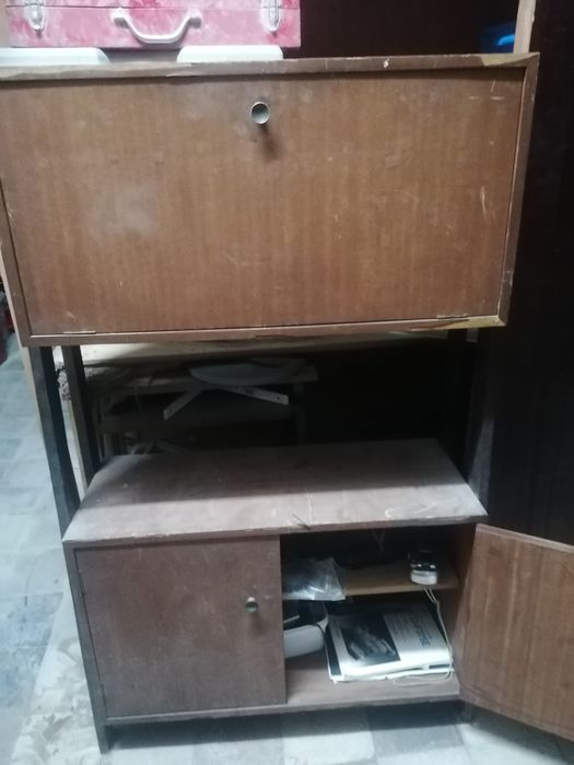 Movel antigo, com abertura que da para secretária