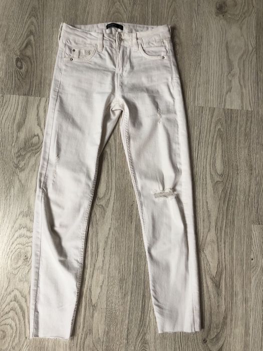 Śliczne,białe rurki z dziurami i przetarciami-Bershka !