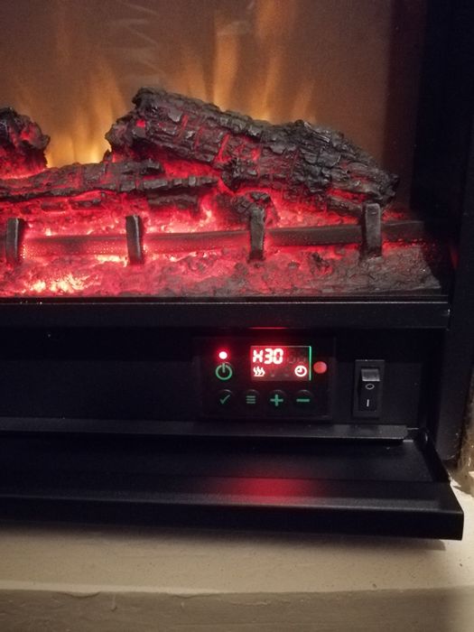 Kominek elektryczny Klarstein Carinthia, moc od 900 do 1800W.pilot