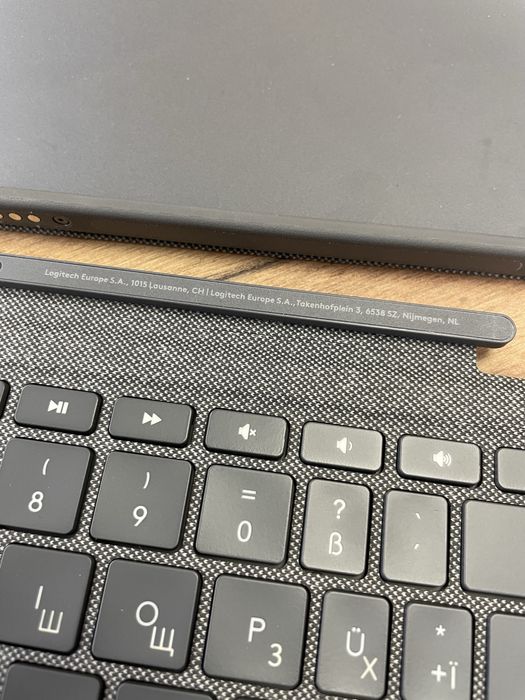 Чехол-клавіатура Logitech Combo Touch для Apple iPad Pro 11
