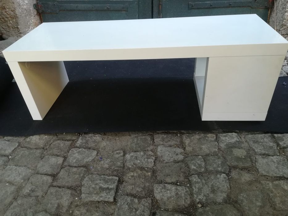 Mesa de apoio para sala de estar, c/ 1,20x0,40x0,40. Em bom estado.