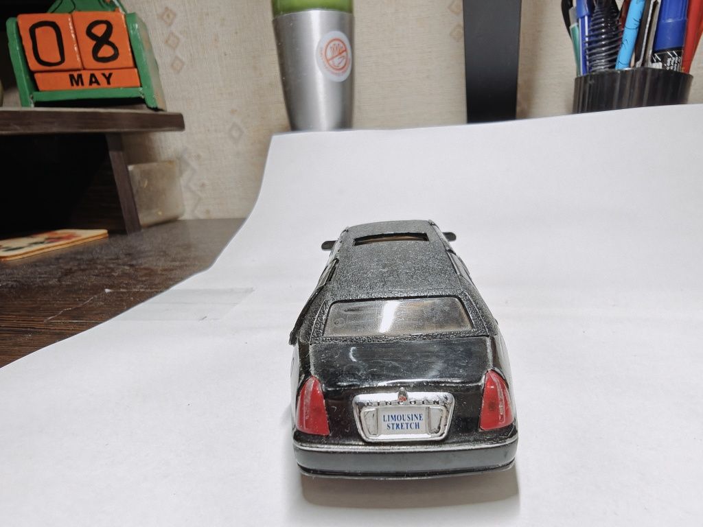 Машинка модель 1999 Lincoln Town Car Limousine kinsmart 1/38