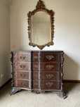 Cómoda de quarto antiga.