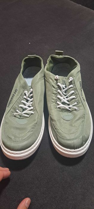 Sapatos homem, sola branca e restante verde. Tamanho 40