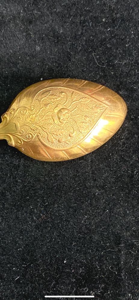Colheres de metal dourado