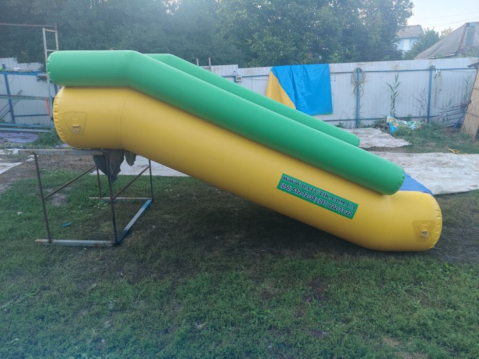 Надувна водна гірка. Стартова 2м. Довжина спуска 4м.