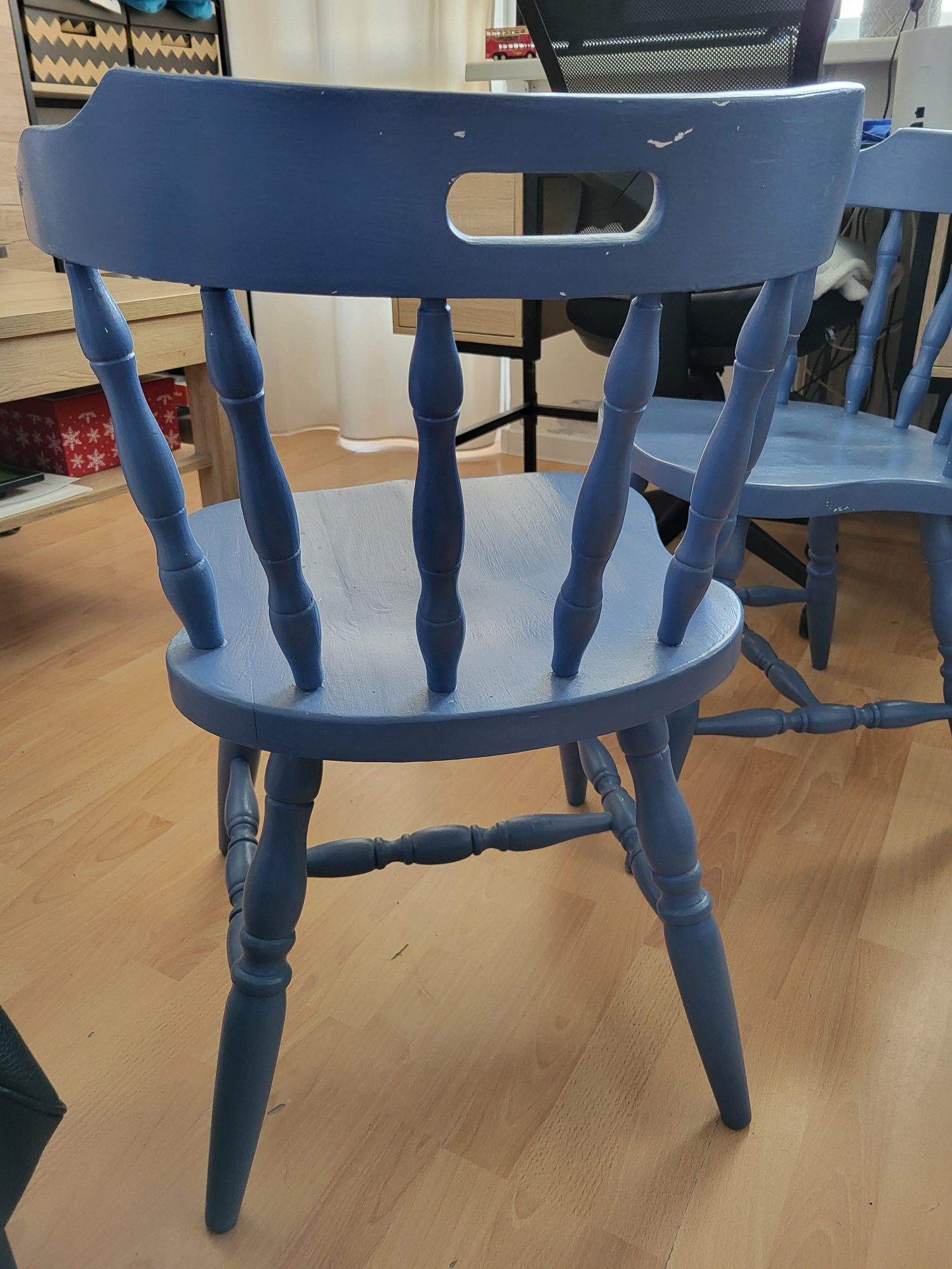 Dwa drewnianie krzesła