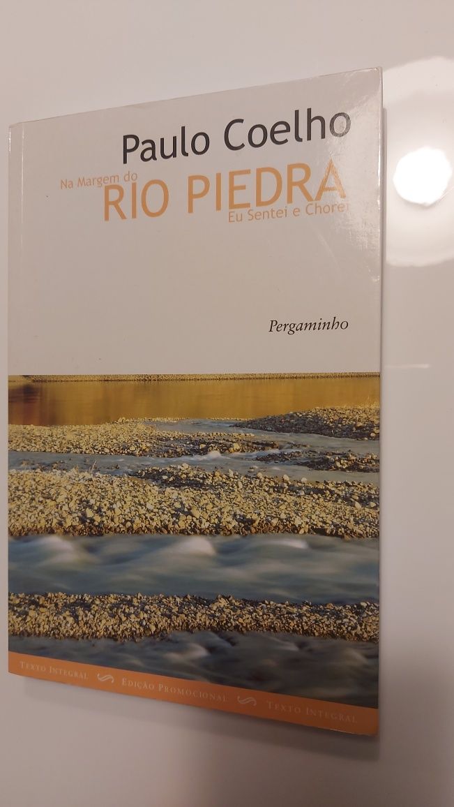 Livro " Na margem do Rio Piedra Eu sentei e chorei"