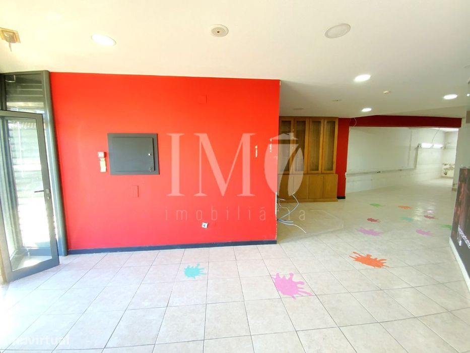 Loja com 100m2 junto à Praça do Comércio - Amares, Braga