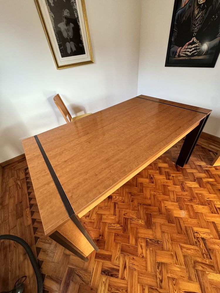 Mesa de jantar com cadeiras