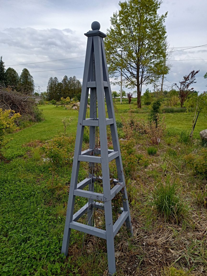 Obelisk ogrodowy