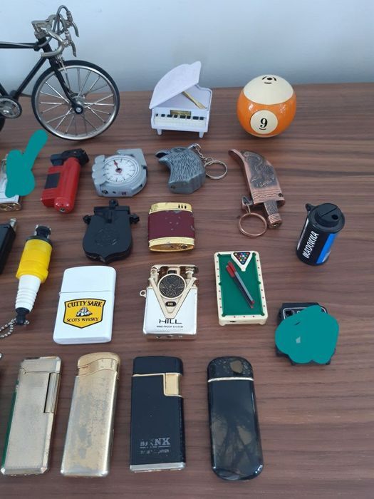 Coleção de 35 isqueiros antigos