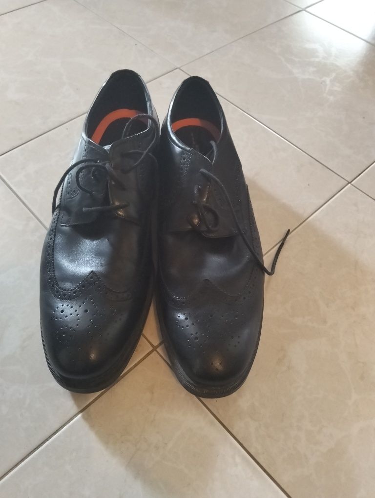 Sapatos novos pretos