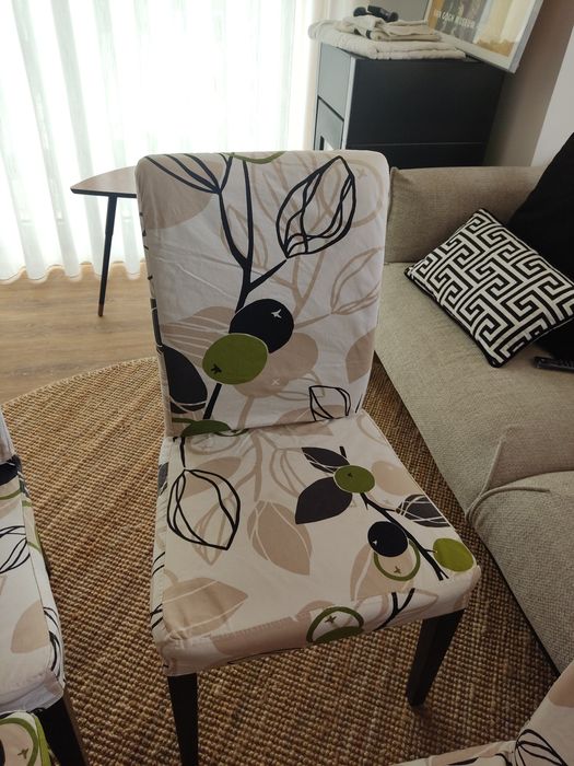 Cadeiras IKEA com mesa de jantar extensível
