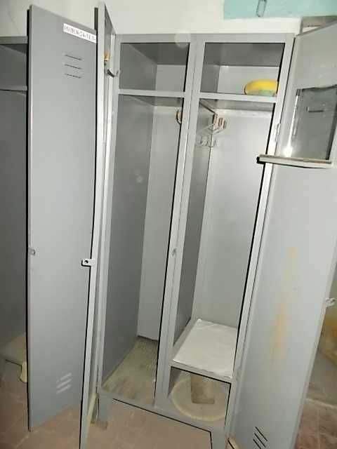 Шафа металева дводверна для робочого одягу.