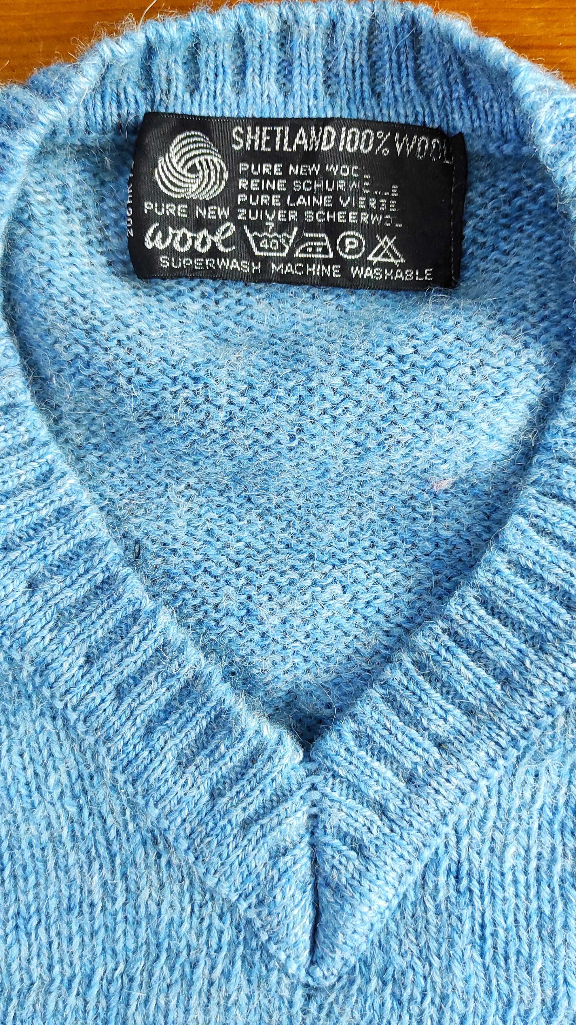 Gruby, mięsisty, niebieski sweter w serek z wełny szetandzkiej 100%