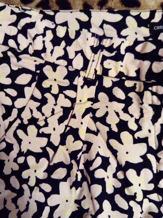 Spodnie w białe kwiaty w stylu chino marki Carry, rozm. XL