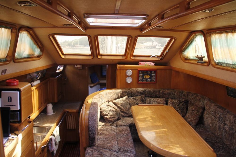 Яхта парусно-моторная