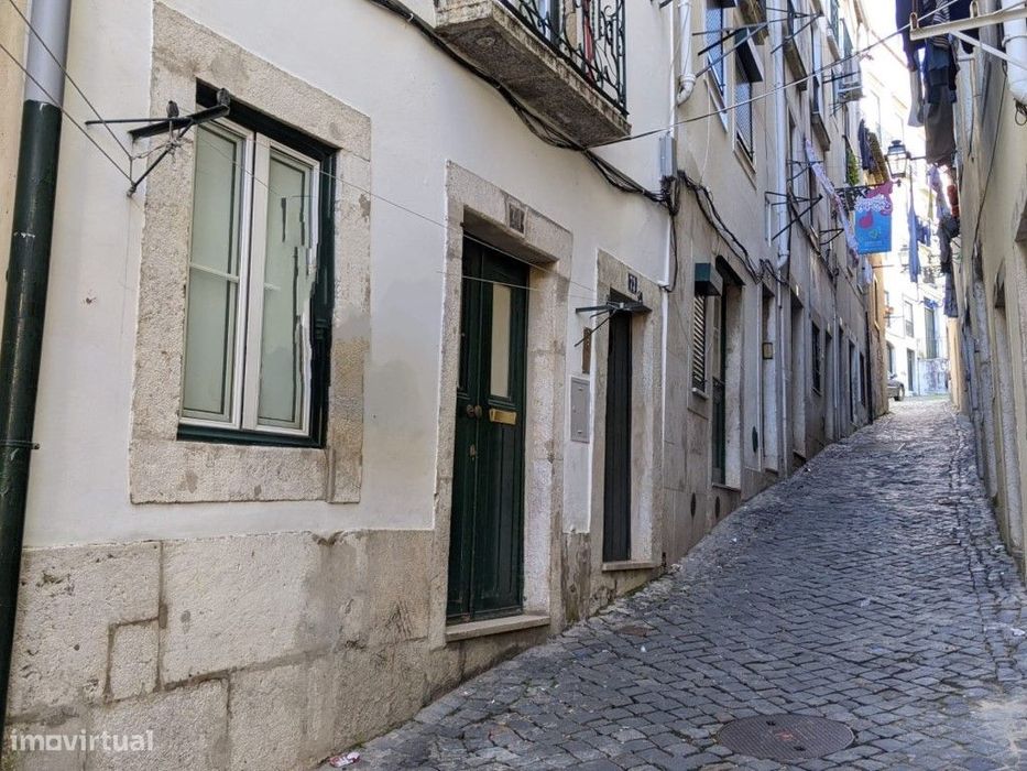 Apartamento T1 para renovação no coração de Alfama em Lisboa