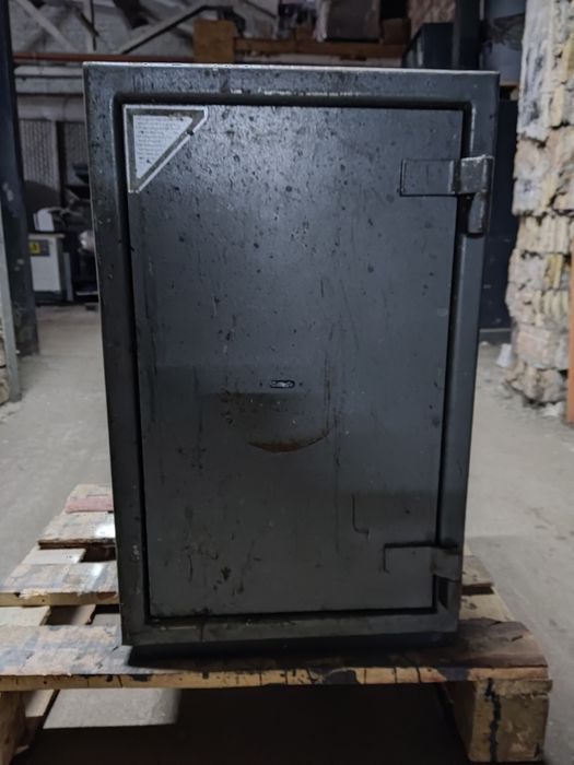 Продаю б.у канцелярский сейф