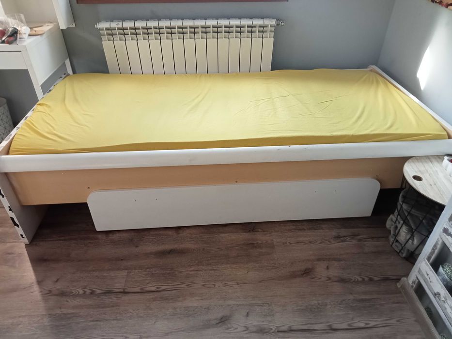 łóżko białe z materacem