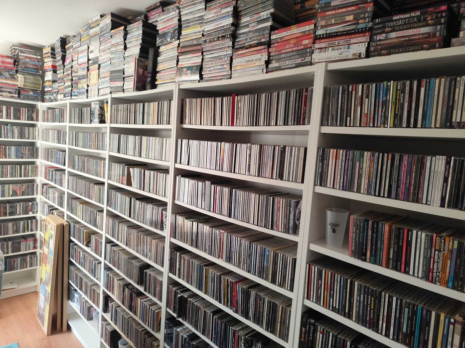 Milhares de CDs disponíveis para venda.