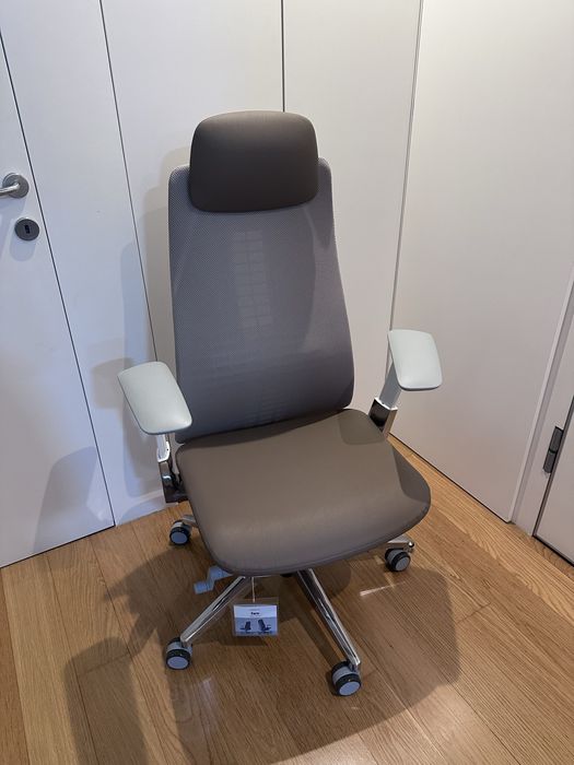 Cadeira ergonómica em pele da marca Haworth