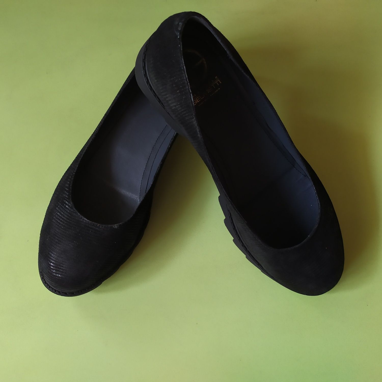 Балетки, туфли черные замшевые с тиснением на тракторной подошве 39-40