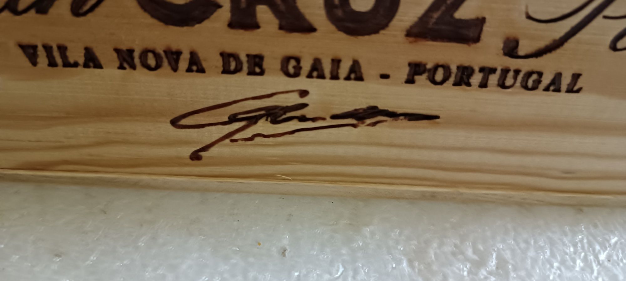 Antiga Caixa de madeira de vinho do porto timbrada assinada?