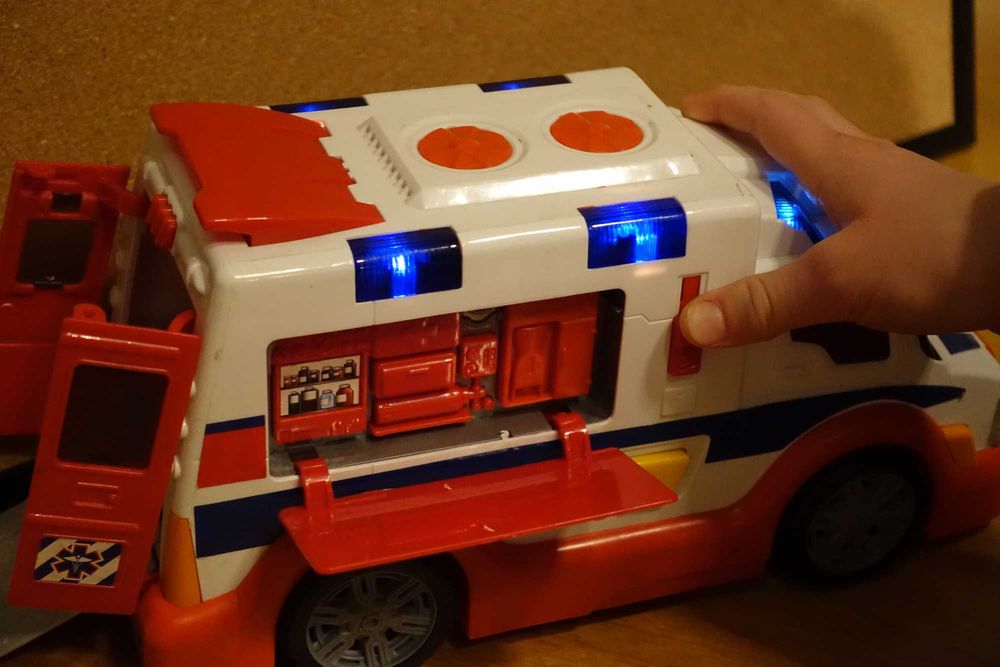 Karetka z noszami światło i dźwięk.