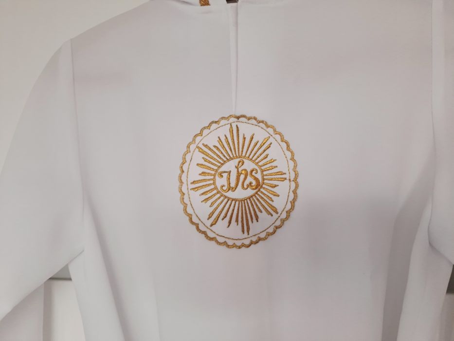 Alba komunijna dla chłopca pięknie zdobiona